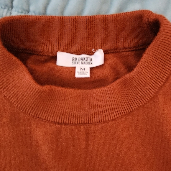 BB Dakota Steve Madden Burnt Orange Sweater Size Medium NWOT - Picture 3 of 4